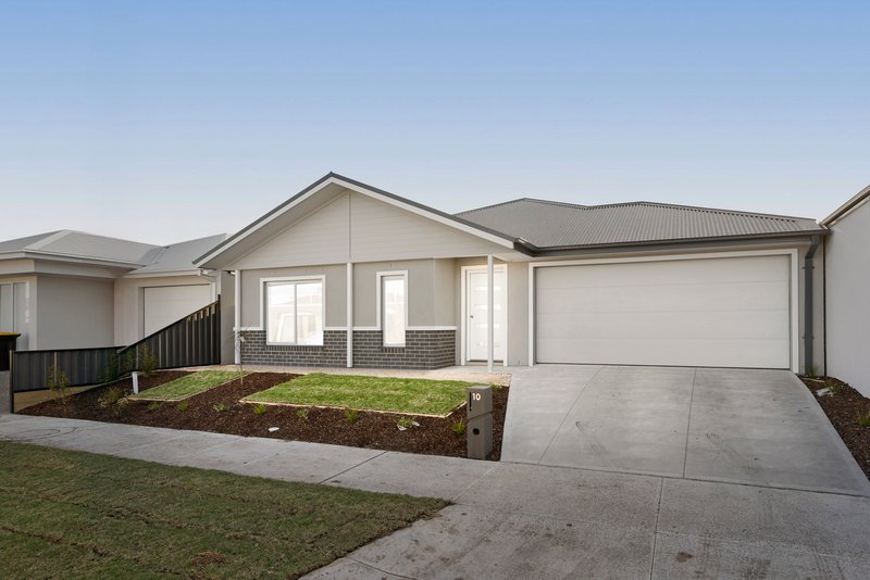 Photo - 10 Aquamarine Drive, Mickleham VIC 3064 - Image 2