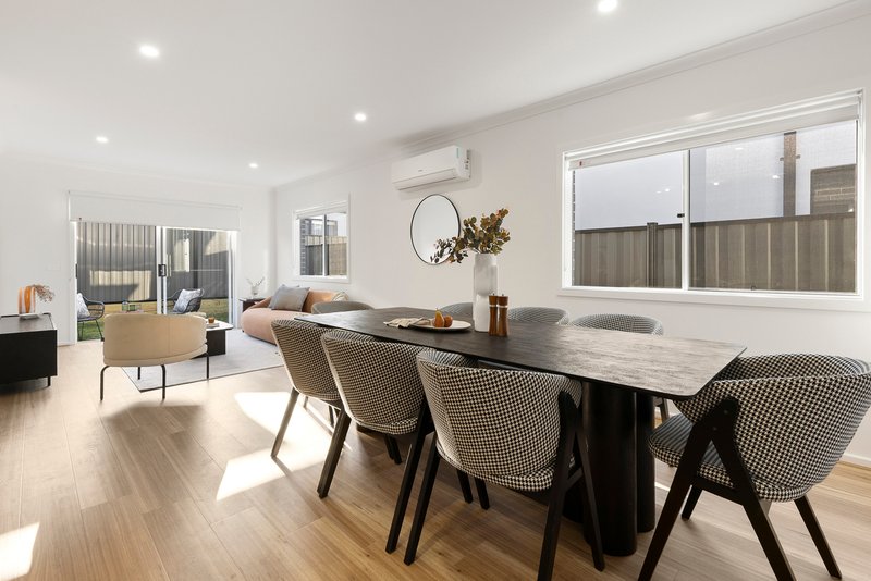 Photo - 10 Aquamarine Drive, Mickleham VIC 3064 - Image 7
