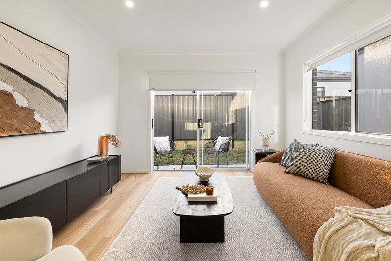 Photo - 10 Aquamarine Drive, Mickleham VIC 3064 - Image 9
