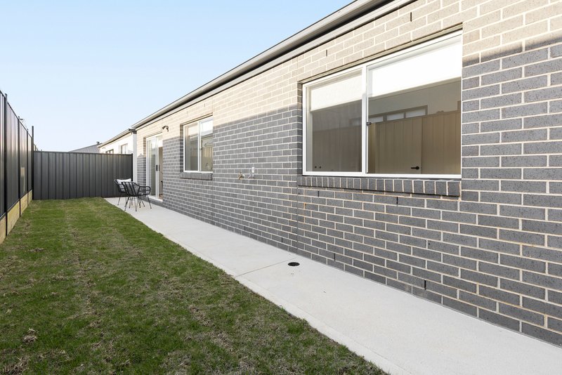 Photo - 10 Aquamarine Drive, Mickleham VIC 3064 - Image 22