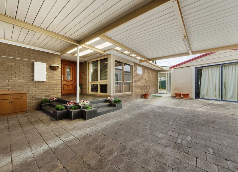 Photo - 10 Ardwell Court, St Albans VIC 3021 - Image 2