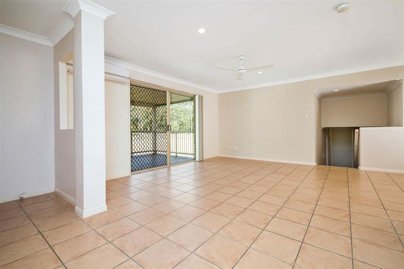 Photo - 10 Banbury Close, Bundamba QLD 4304 - Image 2