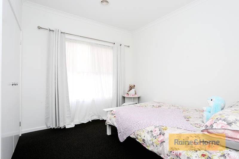 Photo - 10 Bandon Road, Melton South VIC 3338 - Image 8