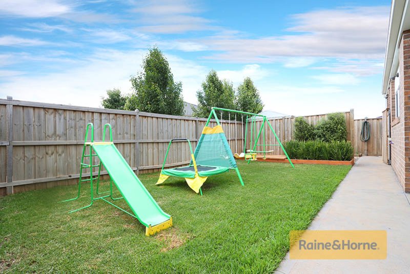 Photo - 10 Bandon Road, Melton South VIC 3338 - Image 11