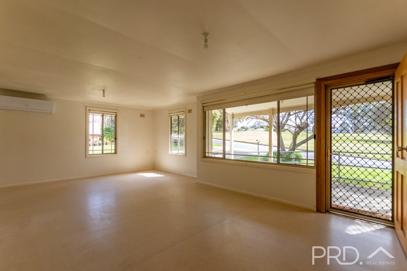 Photo - 10 Banksia Crescent, Tumut NSW 2720 - Image 2