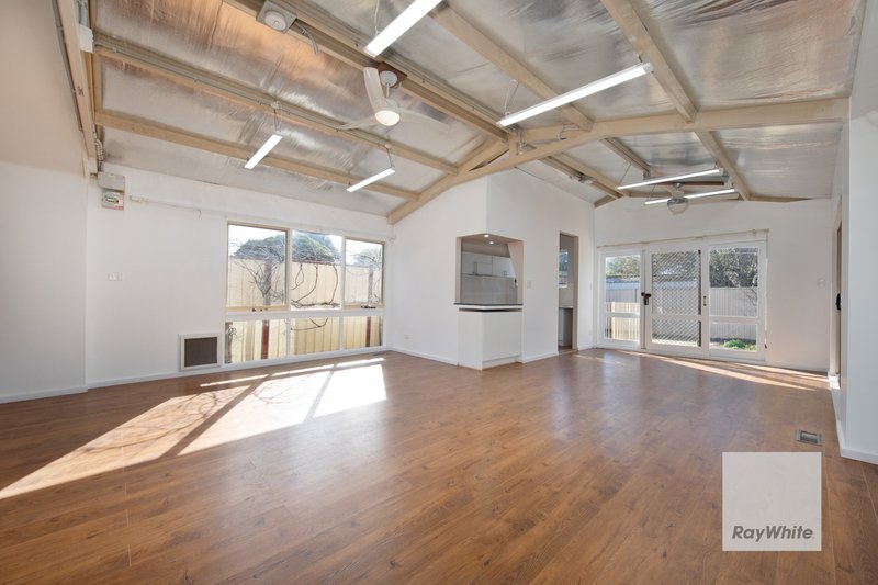 Photo - 10 Barina Close, Keilor Downs VIC 3038 - Image 5