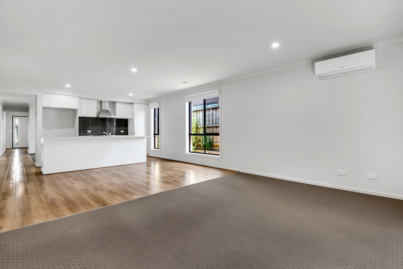 Photo - 10 Barkers Crescent, Mickleham VIC 3064 - Image 7