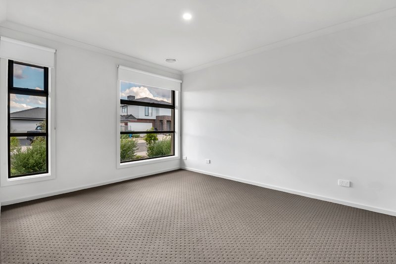 Photo - 10 Barkers Crescent, Mickleham VIC 3064 - Image 11