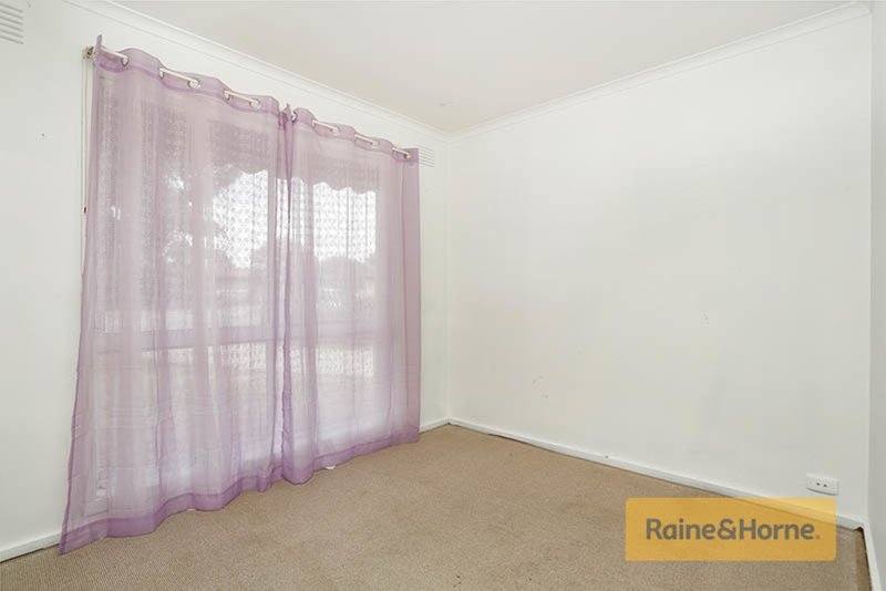 Photo - 10 Bass Court, Melton South VIC 3338 - Image 5