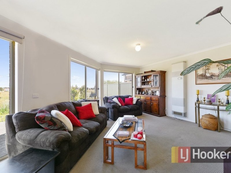 Photo - 10 Belvedere Drive, Pakenham VIC 3810 - Image 6