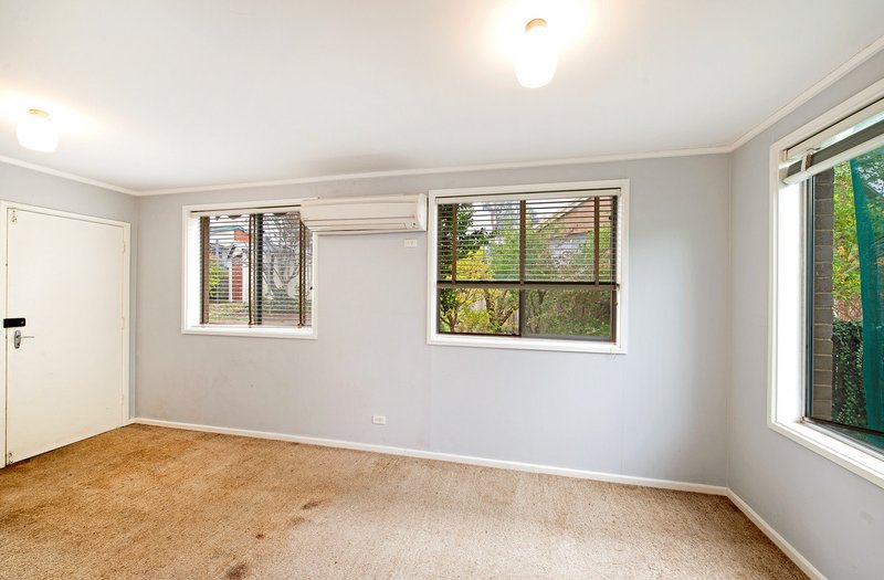 Photo - 10 Bennelong Crescent, Macquarie ACT 2614 - Image 2
