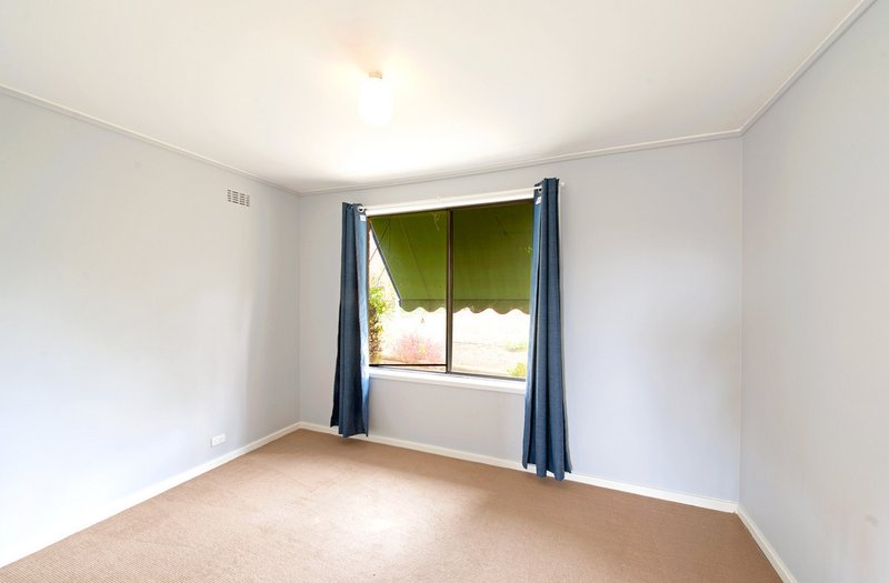 Photo - 10 Bennelong Crescent, Macquarie ACT 2614 - Image 5