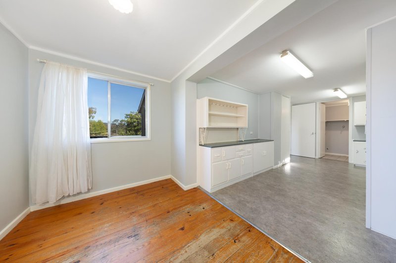 Photo - 10 Bennelong Crescent, Macquarie ACT 2614 - Image 7