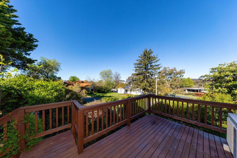 Photo - 10 Bennelong Crescent, Macquarie ACT 2614 - Image 9