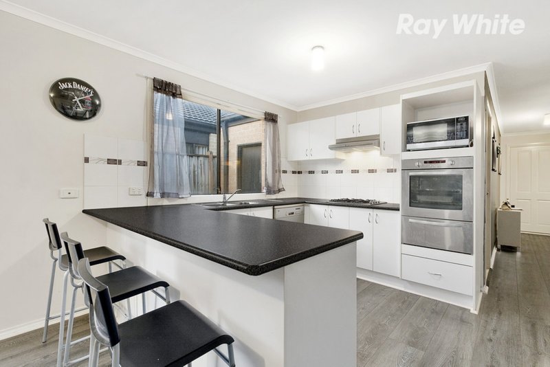 Photo - 10 Bentley Court, Pakenham VIC 3810 - Image 4