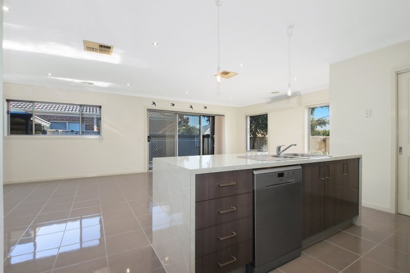 Photo - 10 Blackburn Close, Wodonga VIC 3690 - Image 3