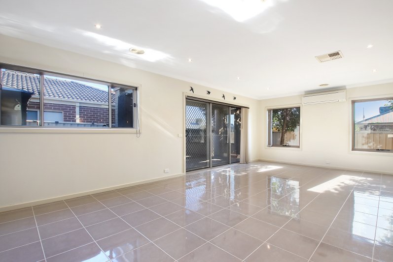 Photo - 10 Blackburn Close, Wodonga VIC 3690 - Image 5