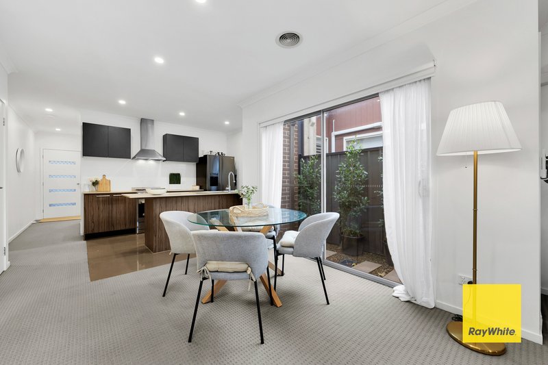 Photo - 10 Blaimore Way, Mernda VIC 3754 - Image 2