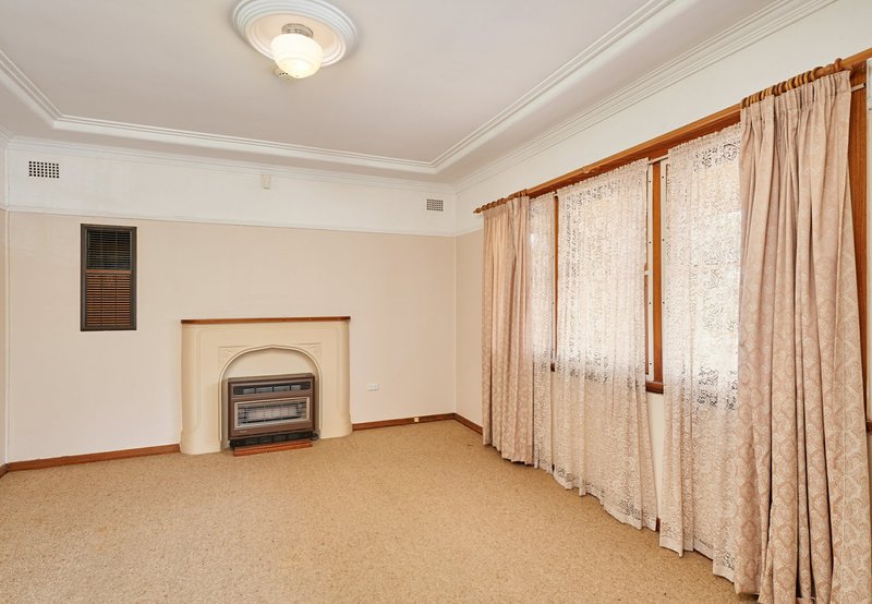 Photo - 10 Blamey Street, Turvey Park NSW 2650 - Image 2