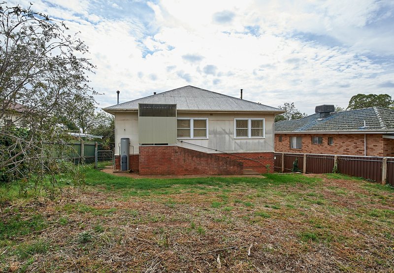 Photo - 10 Blamey Street, Turvey Park NSW 2650 - Image 11