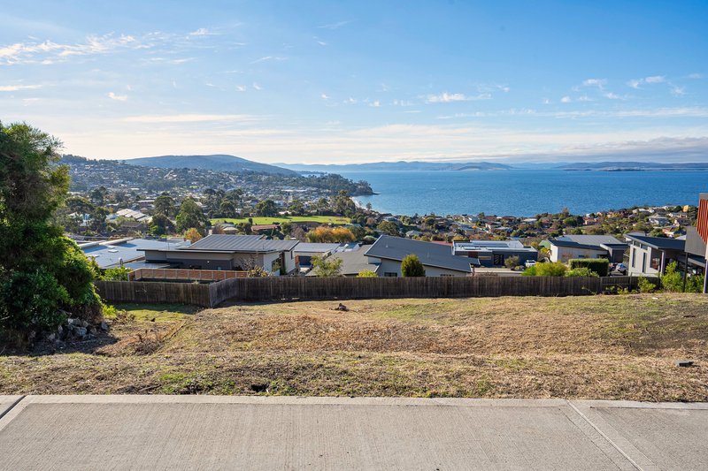 10 Bluebush Crescent, Blackmans Bay TAS 7052