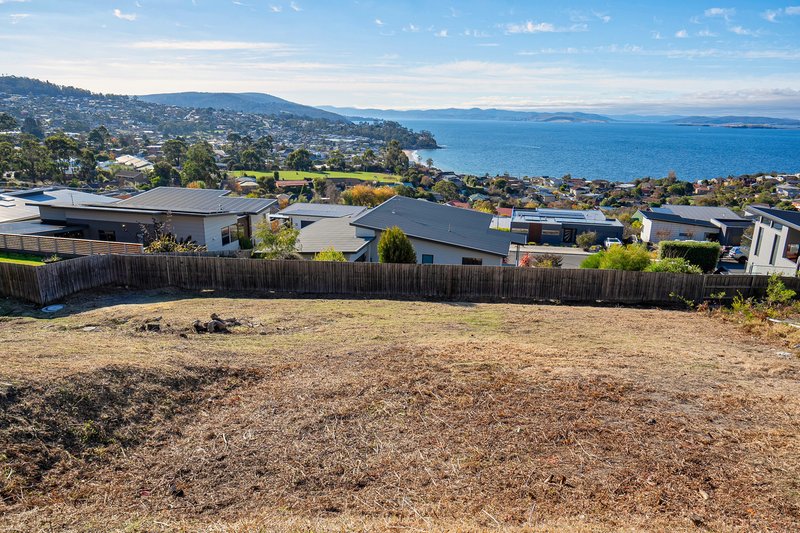 Photo - 10 Bluebush Crescent, Blackmans Bay TAS 7052 - Image 3