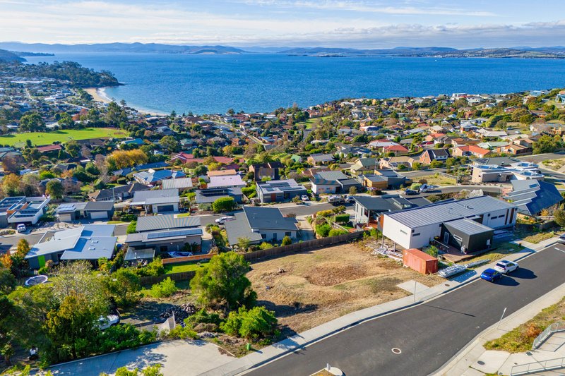 Photo - 10 Bluebush Crescent, Blackmans Bay TAS 7052 - Image 13