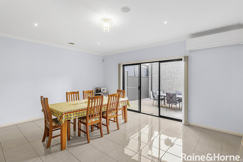 Photo - 10 Boathouse Drive, Caroline Springs VIC 3023 - Image 6