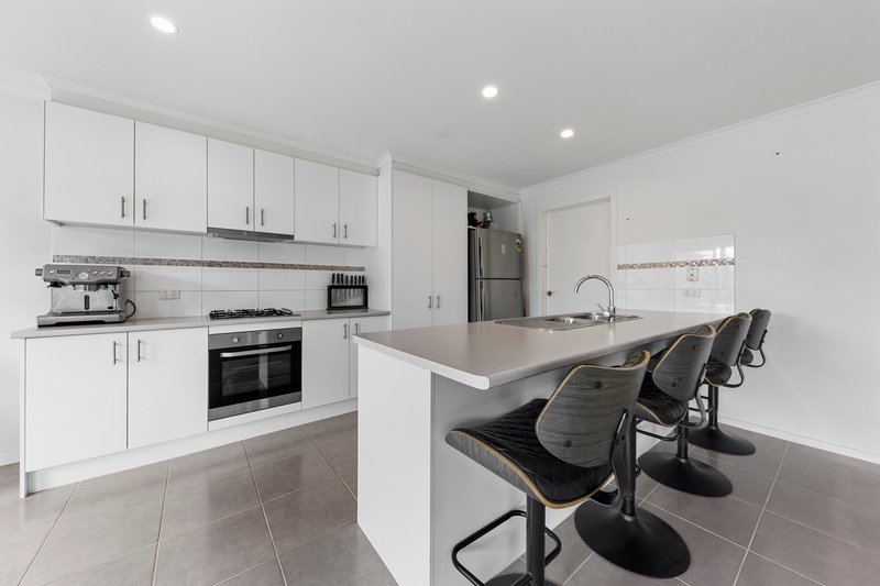 Photo - 10 Botham Crescent, Pakenham VIC 3810 - Image 2