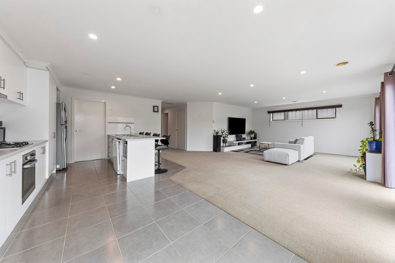 Photo - 10 Botham Crescent, Pakenham VIC 3810 - Image 5