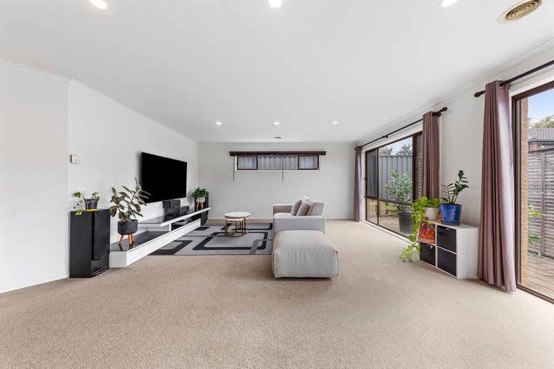 Photo - 10 Botham Crescent, Pakenham VIC 3810 - Image 6