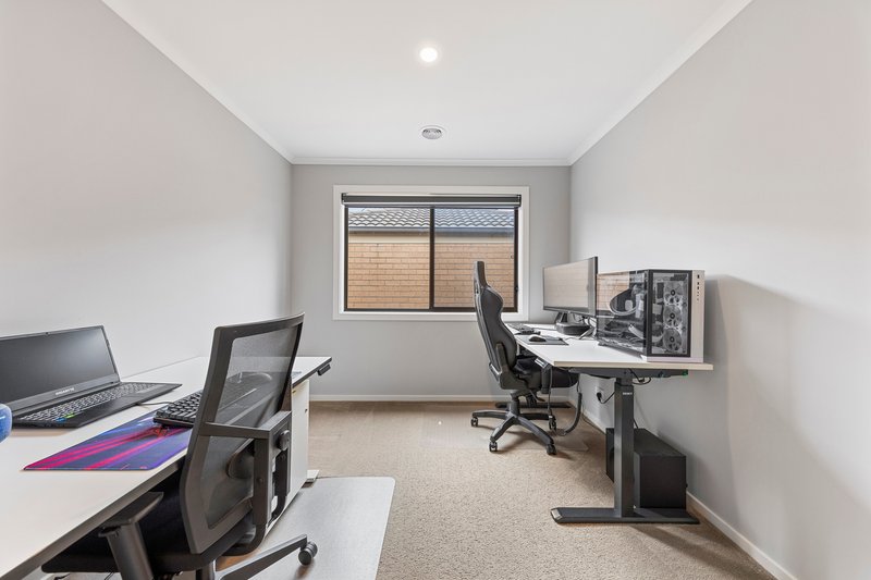 Photo - 10 Botham Crescent, Pakenham VIC 3810 - Image 10
