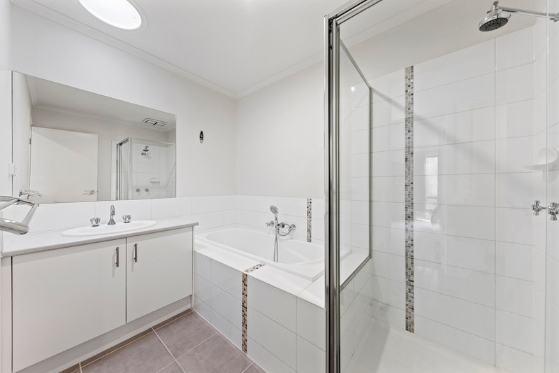Photo - 10 Botham Crescent, Pakenham VIC 3810 - Image 12