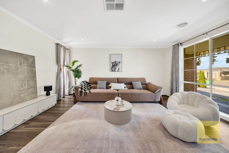 Photo - 10 Bridlepath Drive, Truganina VIC 3029 - Image 3