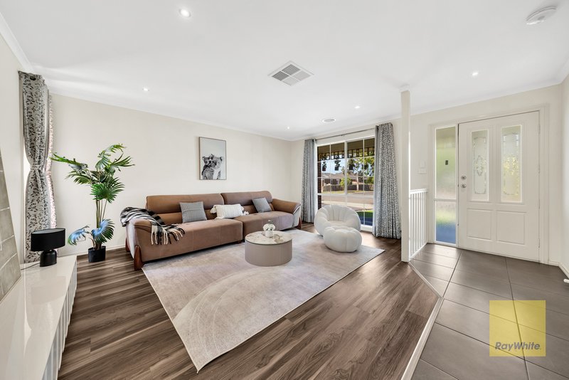 Photo - 10 Bridlepath Drive, Truganina VIC 3029 - Image 4