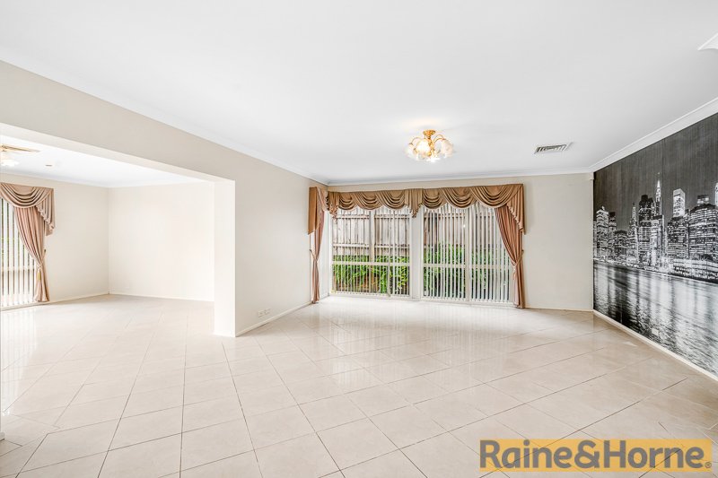 Photo - 10 Broadleaf Crescent, Beaumont Hills NSW 2155 - Image 6