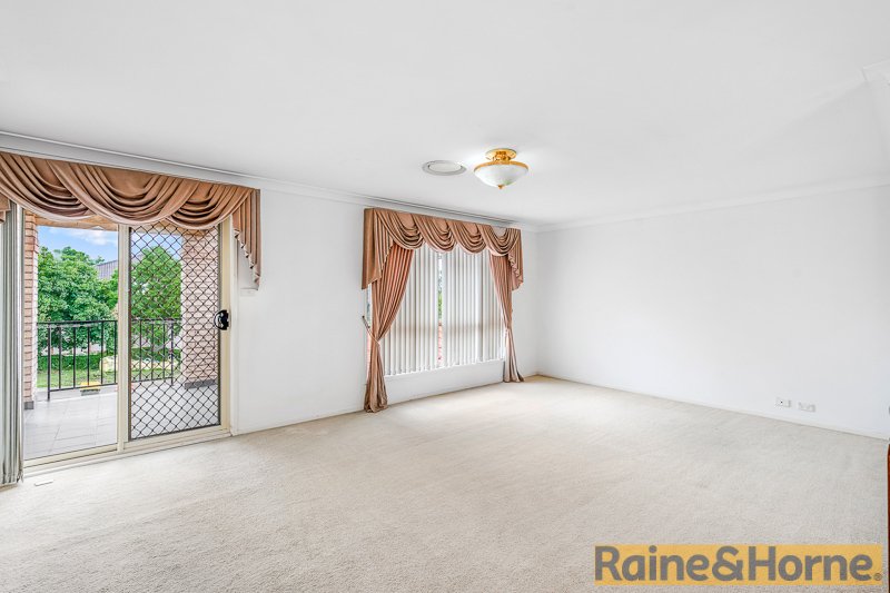 Photo - 10 Broadleaf Crescent, Beaumont Hills NSW 2155 - Image 8