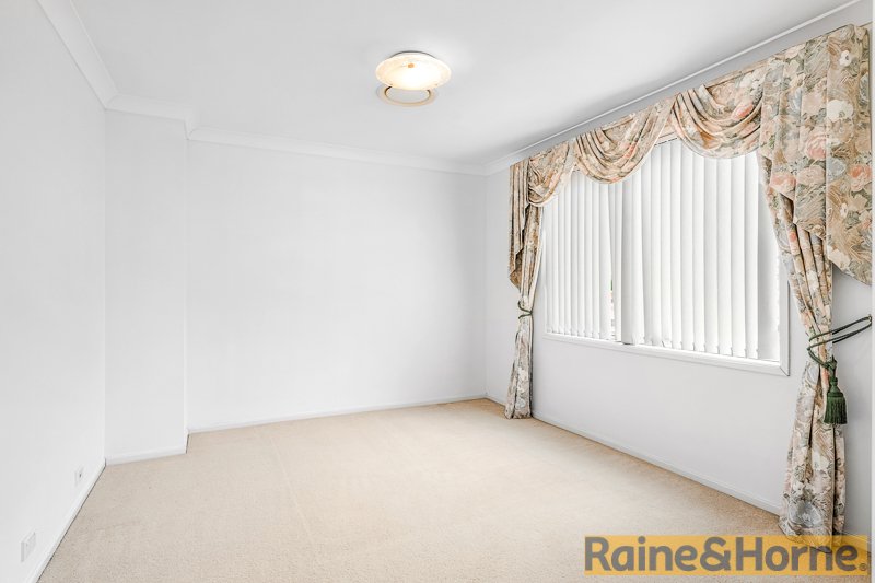 Photo - 10 Broadleaf Crescent, Beaumont Hills NSW 2155 - Image 9