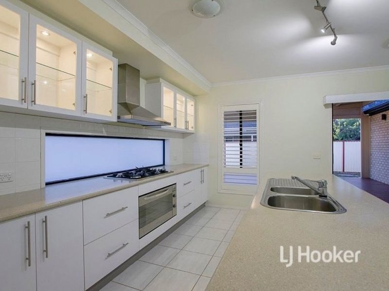 Photo - 10 Caledonian Way, Point Cook VIC 3030 - Image 4