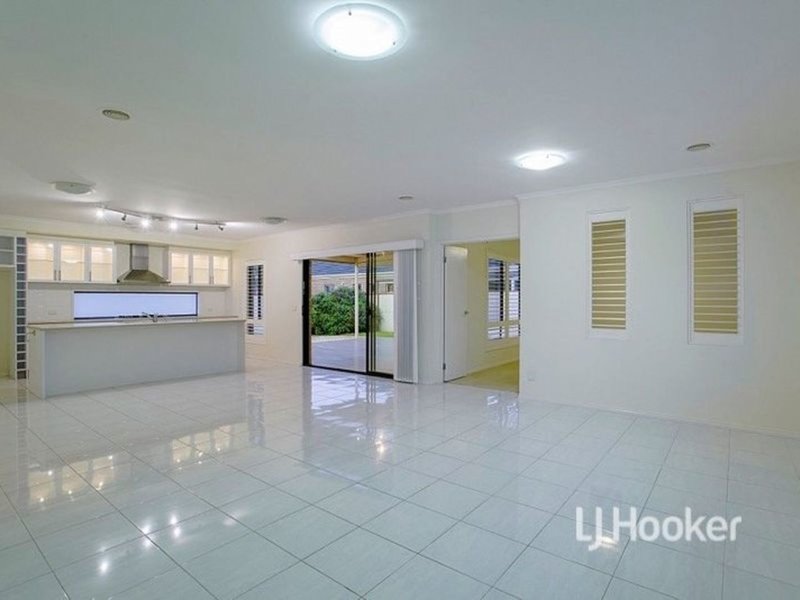 Photo - 10 Caledonian Way, Point Cook VIC 3030 - Image 5