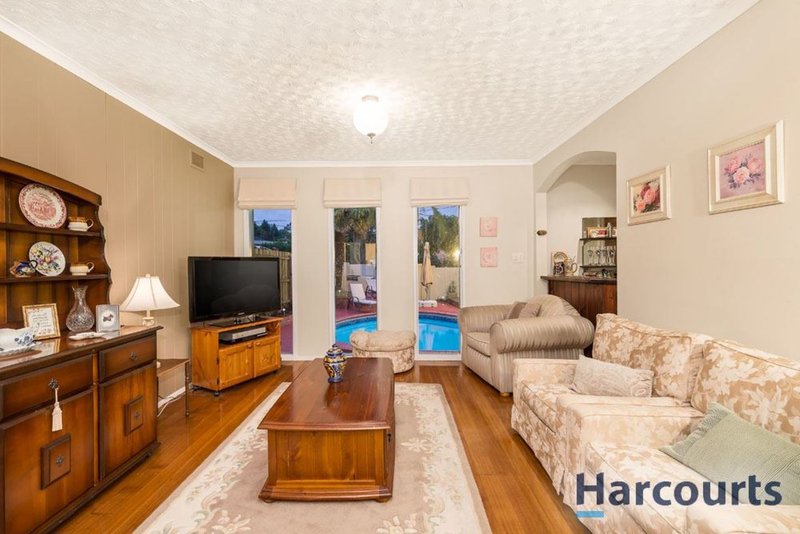 Photo - 10 Caprice Close, Wantirna VIC 3152 - Image 2