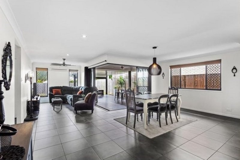 Photo - 10 Carlingford Circuit, Warner QLD 4500 - Image 4