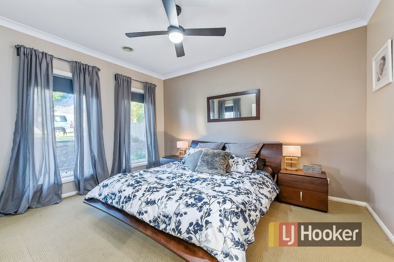 Photo - 10 Carrington Drive, Pakenham VIC 3810 - Image 8