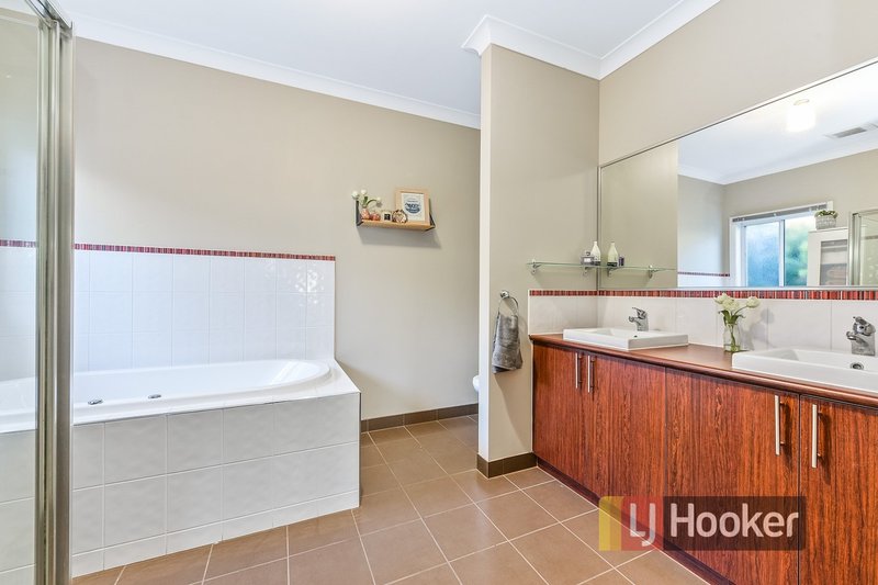 Photo - 10 Carrington Drive, Pakenham VIC 3810 - Image 9