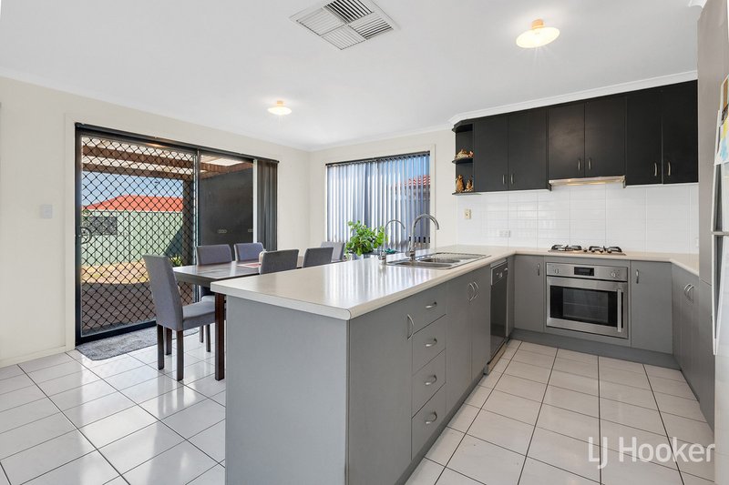 Photo - 10 Cassia Street, Munno Para West SA 5115 - Image 4