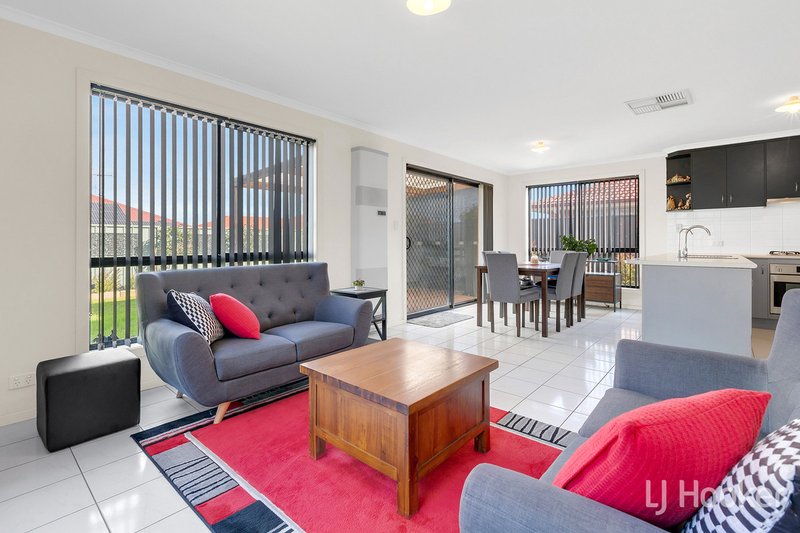 Photo - 10 Cassia Street, Munno Para West SA 5115 - Image 6
