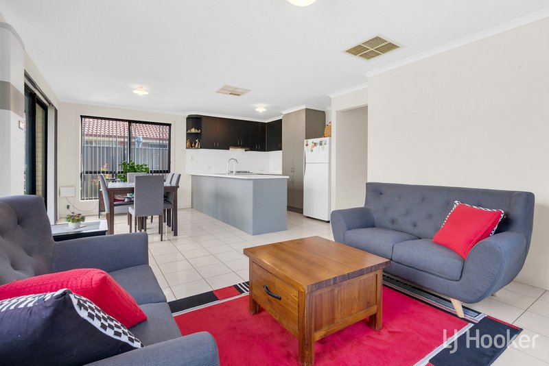 Photo - 10 Cassia Street, Munno Para West SA 5115 - Image 7