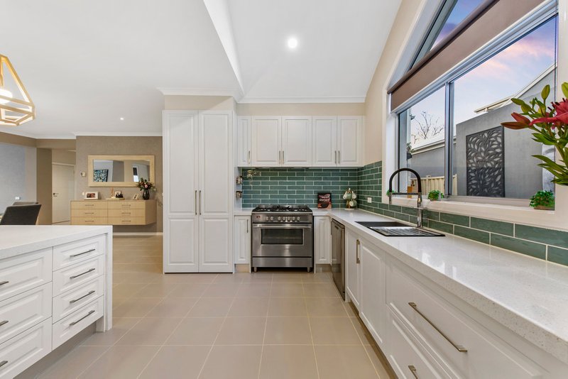 Photo - 10 Catani Mews, Caroline Springs VIC 3023 - Image 3