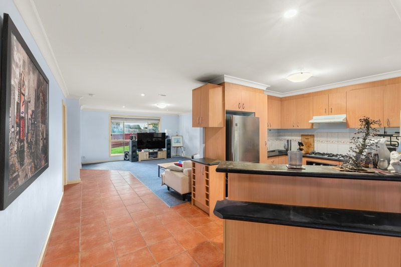 Photo - 10 Chauvel Place, South Morang VIC 3752 - Image 3