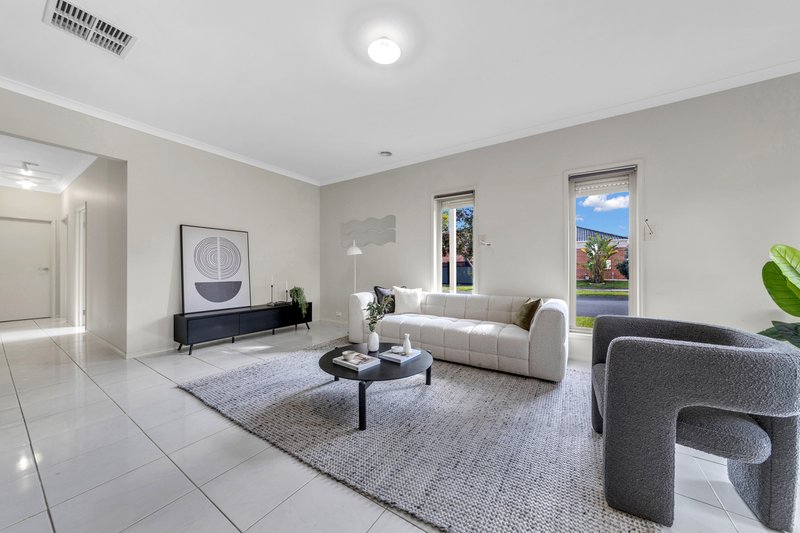 Photo - 10 Cheltenham Close, Craigieburn VIC 3064 - Image 3